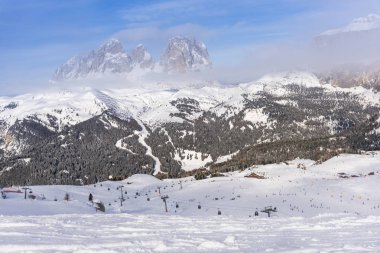 Kabarık karla kaplı dağ manzaralı şaşırtıcı