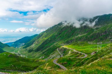 Yeşil ve mavi bulutlu gökyüzü ile büyüleyici doğa dağ manzaralı