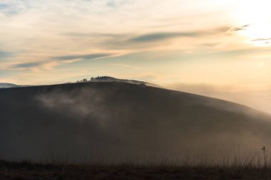 günbatımı gökyüzü ve tepeler, yatay 