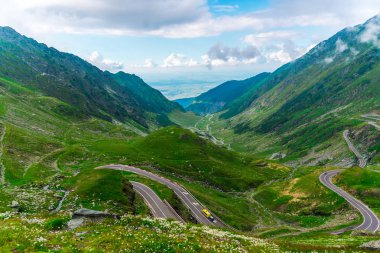 Yeşil ve mavi bulutlu gökyüzü ile büyüleyici doğa dağ manzaralı