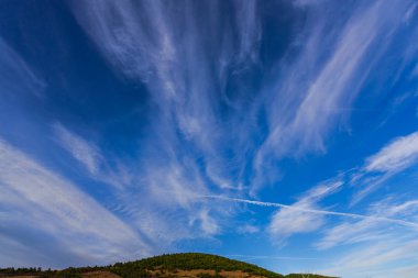 Elektrik kuleli tepeler üzerinde güzel cennet