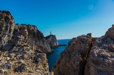 deniz ve mavi gökyüzü ile kayaya uzak deniz feneri