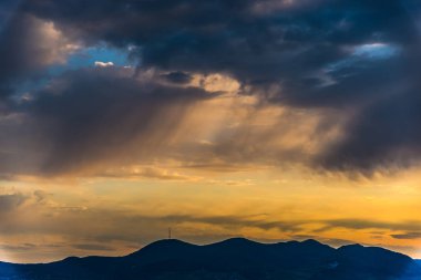 Bulutlu gökyüzü arka plan şaşırtıcı doğa manzaralı