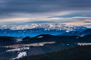 Bulutlu gökyüzü arka plan şaşırtıcı doğa manzaralı