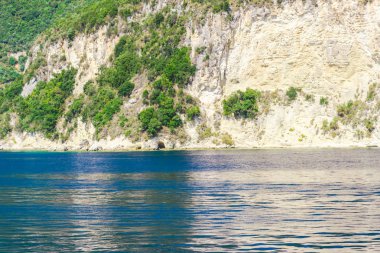 Büyüleyici doğa dağ manzaralı yeşillik ile