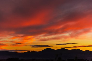 turuncu günbatımı gökyüzü tepeler üzerinde renkli.