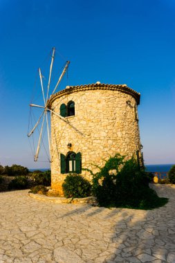 Zakynthos adasında geleneksel eski yel değirmeni, Yunanistan.