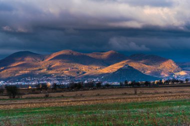 Bulutlu gökyüzü arka plan şaşırtıcı doğa manzaralı