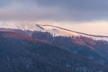 Bulutlu gökyüzü arka plan şaşırtıcı doğa manzaralı