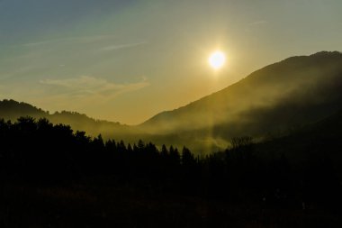 Büyüleyici doğa dağ manzaralı yeşillik ile