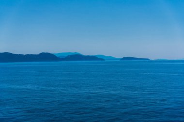 Dağ arka plan ile pürüzsüz oldukça okyanusun büyüleyici görünümü