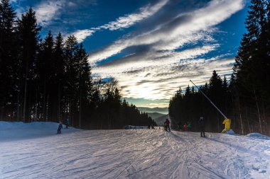 Bulutlu gökyüzü arka plan şaşırtıcı doğa manzaralı