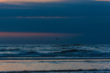 Bulutlu gökyüzü arka plan şaşırtıcı doğa manzaralı