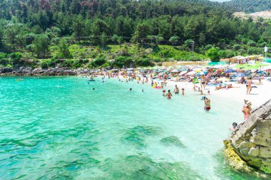 Denizde dinlenen ve yüzen insanların yüksek görünümü