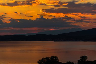 Bulutlu gökyüzü arka plan şaşırtıcı doğa manzaralı