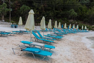 parkta mavi sandalyeler.