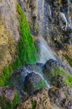 Muhteşem şelaleler kayalık dağ arka plan ile görmek