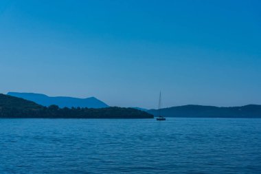 Dağ arka plan ile pürüzsüz oldukça okyanusun büyüleyici görünümü