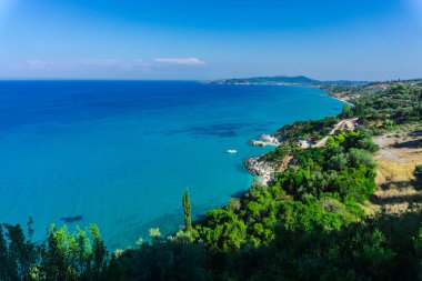 Mavi lagün ve yeşilliklerle büyüleyici deniz manzaralı