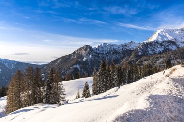 Kabarık karla kaplı dağ manzaralı şaşırtıcı