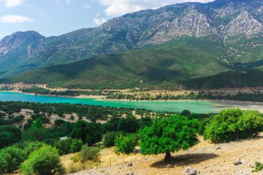 Yeşil ve mavi lagün ile büyüleyici doğa Dağ Manzaralı