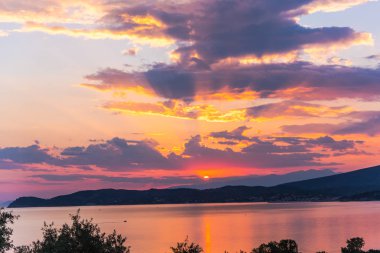 Bulutlu gökyüzü arka plan şaşırtıcı doğa manzaralı