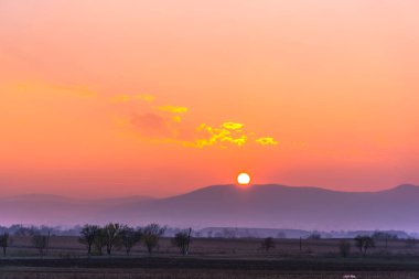 dağların üzerinde güzel gün batımı gökyüzü 