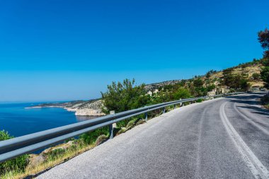 tepede asfalt yol ve deniz suyu görünümü 