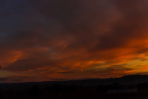 Laranja Colorido Céu Por Sol Sobre Colinas — Fotografia de Stock