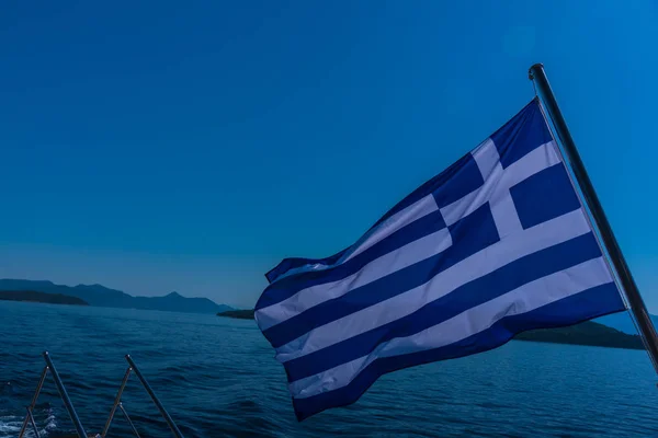 Vista Desde Barco Sobre Agua Mar Ondeando Bandera Grecia —  Fotos de Stock