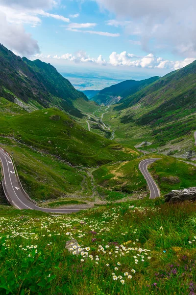 Fascinante Vista Montaña Naturaleza Con Vegetación Cielo Azul Nublado — Foto de Stock