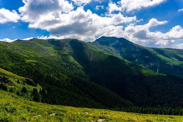 Nature Fascinante Vue Sur Montagne Avec Verdure Ciel Nuageux Bleu — Photo