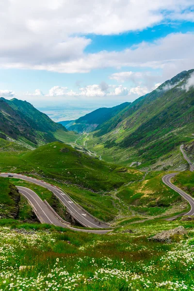 Fascinante Vista Montaña Naturaleza Con Vegetación Cielo Azul Nublado — Foto de Stock