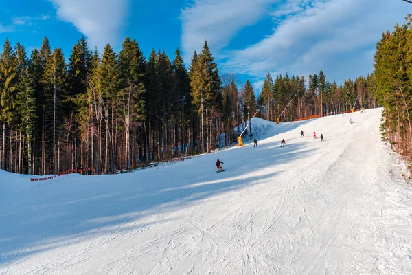 Vue Imprenable Sur Montagne Couverte Neige Duveteuse Skieurs — Photo