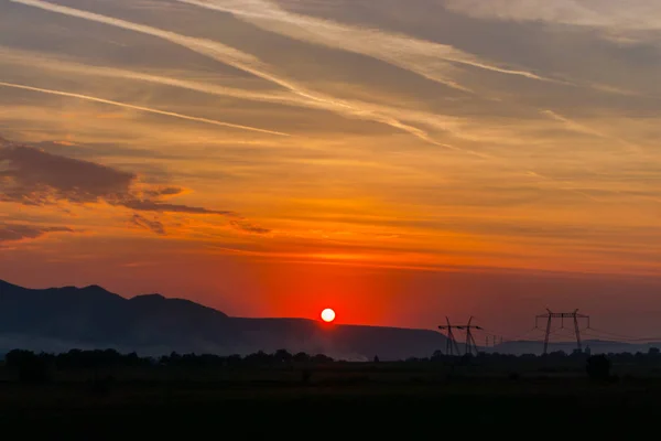 Paisaje Con Sol Poniente Cielo Nublado Sobre Montañas Distantes — Foto de Stock