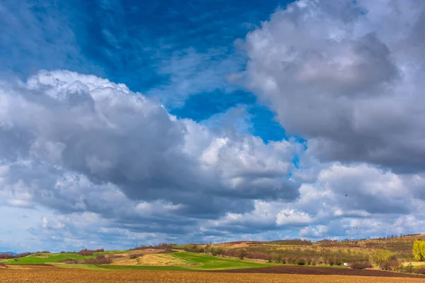 令人惊叹的自然景观与多云的天空背景 — 图库照片