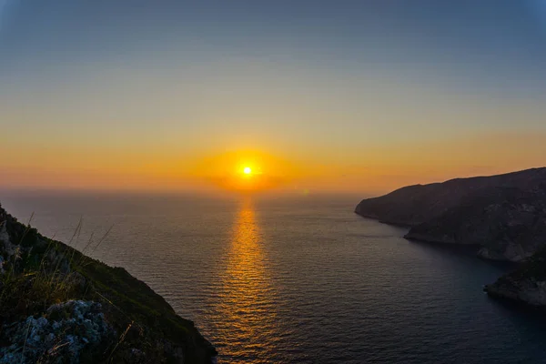 Atemberaubend Schöner Himmel Über Dem Meer Bei Sonnenuntergang — Stockfoto