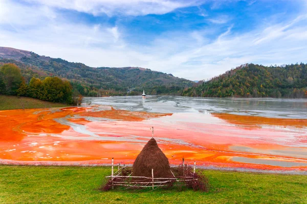 Impresionante Vista Naturaleza Con Río Color Naranja Árboles Verdes Alrededor — Foto de Stock