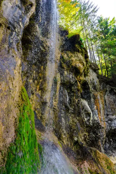 Increíble Vista Cascadas Con Fondo Rocoso Montaña — Foto de Stock