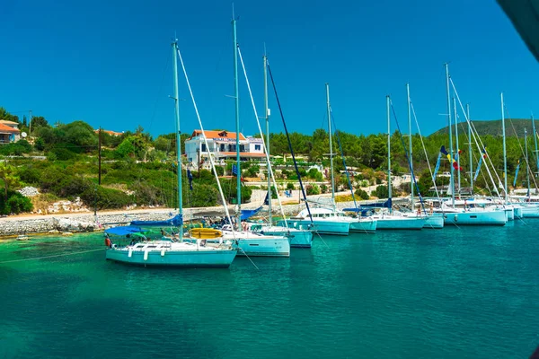 Navi Nautiche Ormeggiate Mare Vicino Alla Costa — Foto Stock