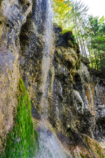 Incredibile Vista Cascate Con Sfondo Roccioso Montagna — Foto Stock