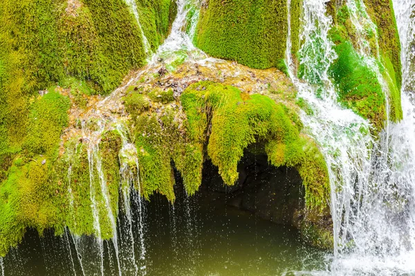 Increíble Vista Cascadas Con Fondo Rocoso Montaña —  Fotos de Stock