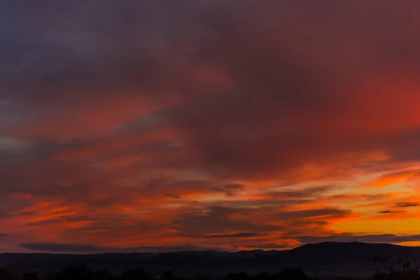 Cielo Anaranjado Puesta Sol Sobre Colinas —  Fotos de Stock