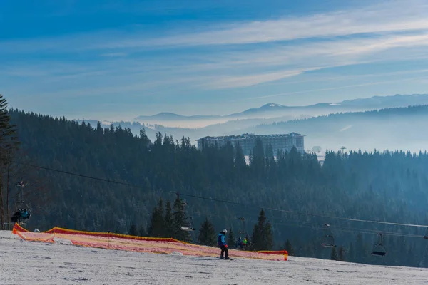 Increíble Vista Montaña Cubierta Nieve Esponjosa Personas Esquiando — Foto de Stock