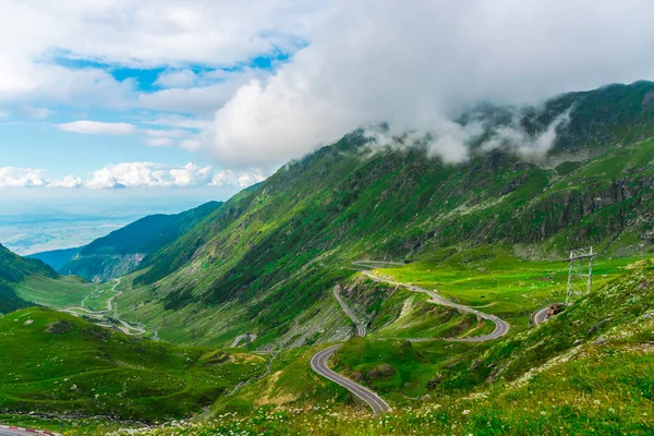 Yeşil ve mavi bulutlu gökyüzü ile büyüleyici doğa dağ manzaralı
