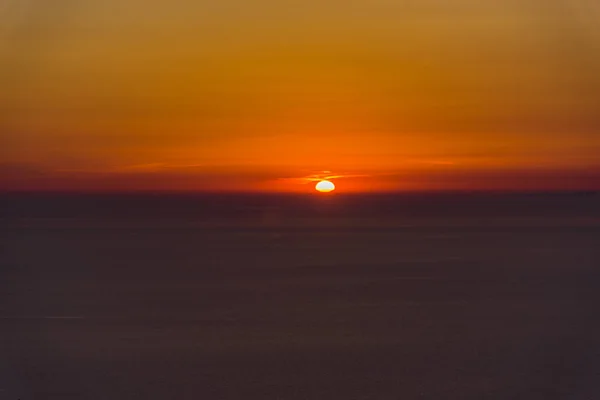 かなり海の背景にカラフルなすばらしい夕日 — ストック写真
