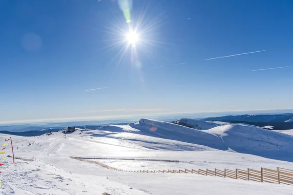 Dağlarda Kış Karlı Yamaçlar — Stok fotoğraf