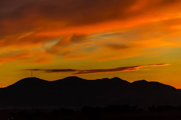 Cielo Anaranjado Puesta Sol Sobre Colinas —  Fotos de Stock