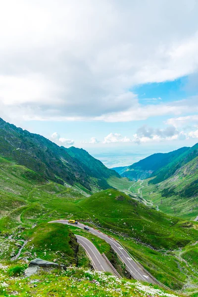 Fascinerende Natuur Bergzicht Met Groen Blauwe Bewolkte Hemel — Stockfoto