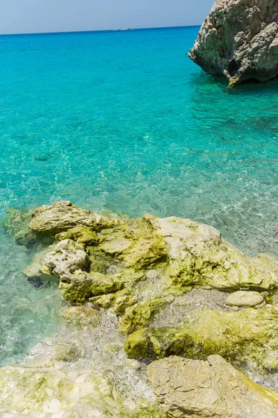 Fascinerende Natuur Rotsachtige Weergave Met Blauwe Lagune — Stockfoto